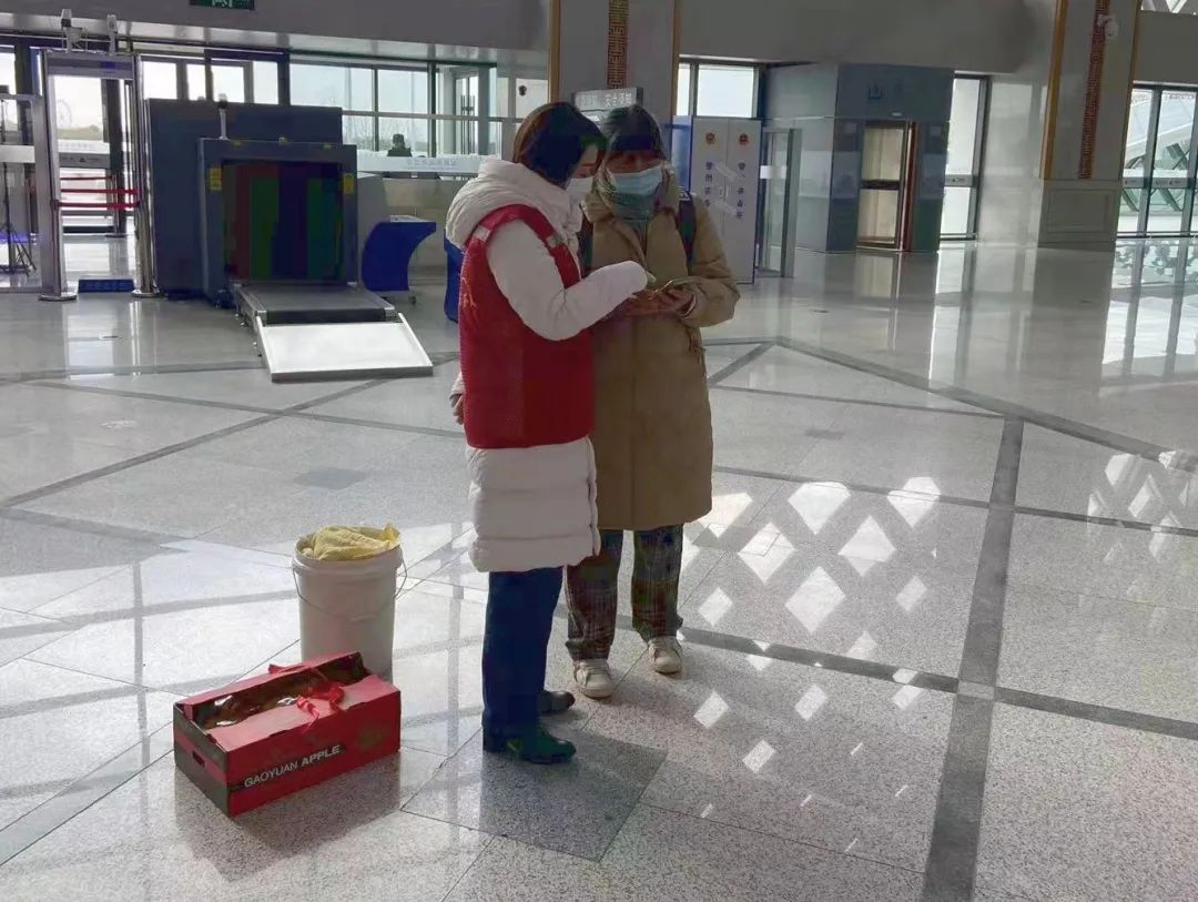 志愿服務(wù)添年味 愛(ài)心奉獻(xiàn)暖人心！春節(jié)期間如皋市保安公司開(kāi)展志愿服務(wù)活動(dòng)