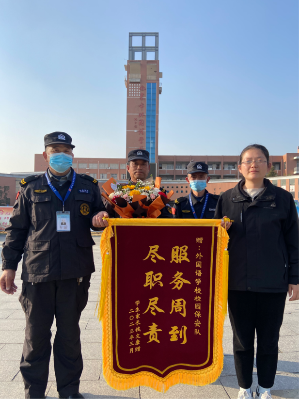 點贊！校園保安背送受傷學(xué)生上下學(xué)